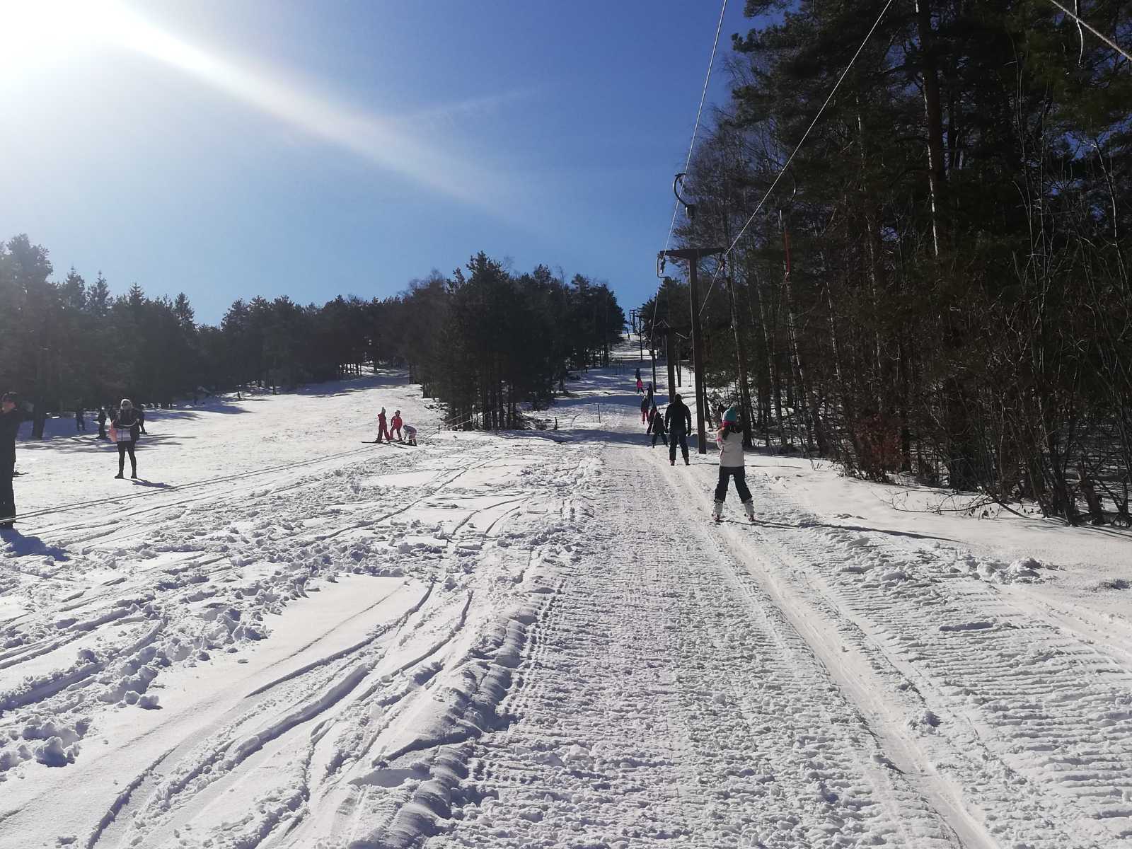 U nedelju sunčano i skijanje na celoj stazi
