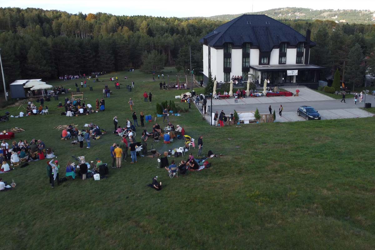 Manifestacija Dani gljiva ispred hotela Heba na Divčibarama, ljudi okupljeni na poljani tokom takmičenja u pripremi jela.