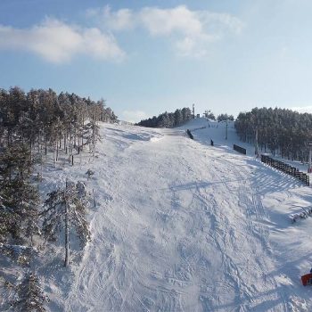 Snimak iz vazduha Divcibare ski resort, ski staza Crni vrh Divcibare, DSR, Divcibare INFO, ski pass cena 2023-2024.